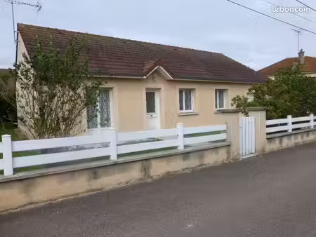maison à louer de type f5 avec garage petit terrain autour l'ensemble est clos