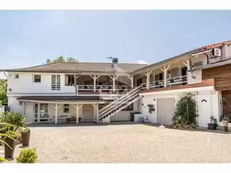 ancien hôtel-bar avec appartement privatif et chambres d'hôtes à villeneuve-de-marsan !