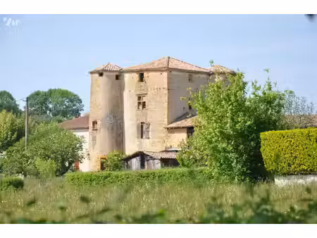 entre boussens et aurignac  belle propriété en pierres sur 7 hectares sans fermier. prix 2