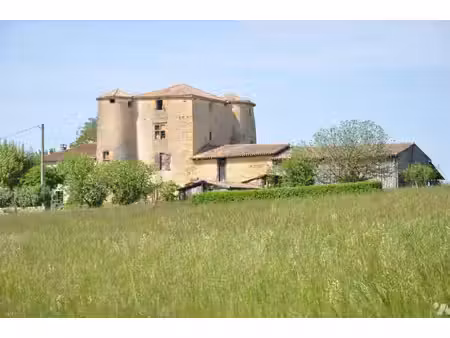 entre boussens et aurignac  belle propriété en pierres sur 7 hectares sans fermier. prix 2
