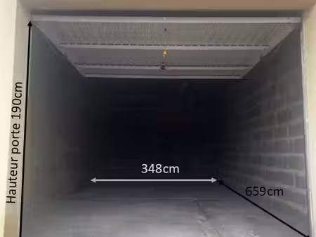 garage /box fermé à louer. surface 23m²