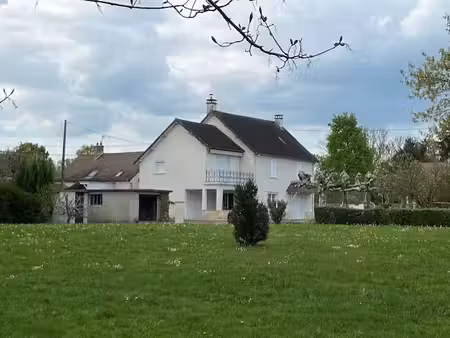 belle maison des annees 30-40 sur un grand terrain arbore