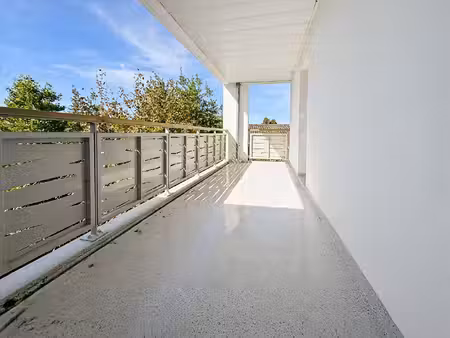 exclusivité à bruges : superbe appartement 2 pièces au dernier étage avec garage