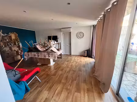 immeuble en ville 2 appartements avec cours et garages