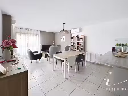 appartement récent et lumineux avec grande terrasse 3 pièc