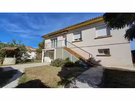 maison familiale lumineuse avec grand espace de vie et terra