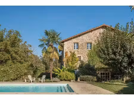 bâtisse du xviiie siècle avec piscine