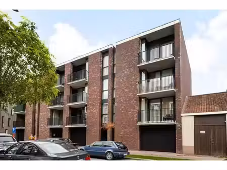 appartement récent avec terrasse et emplacement de parking.