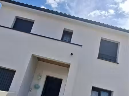 maison familiale récente avec jardin