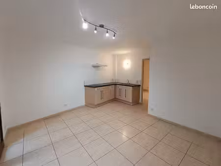 à louer – p2 de 35 m² avec cour privative