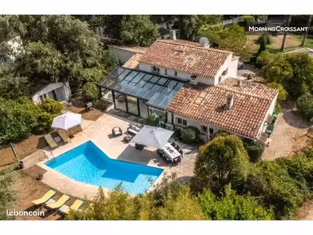 villa 5 pièces 220 m²