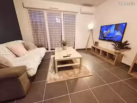 à louer à meyreuil – appartement meublé de 50 m² avec terrasse et 2 places de stationnemen