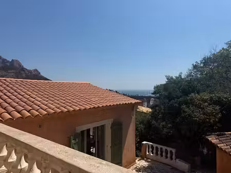 appartement 81 m² à rénover - vue dégagée sur l'esterel et aperçu mer - à 200 mètres de la