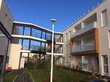begles- joli t3 proche arrêt noutary avec balcon et 1 place de parking