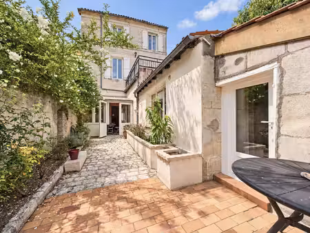 grande maison de ville avec jardin  terrasse et double garage