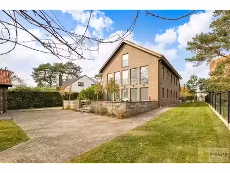 statig  strak en uiterst ruim complex met hoogstaande afwerking en oog voor detail. moment