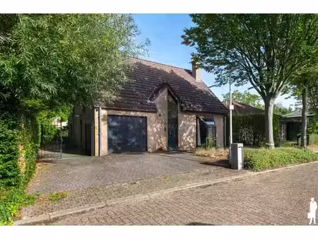 te renoveren villa in doodlopende straat