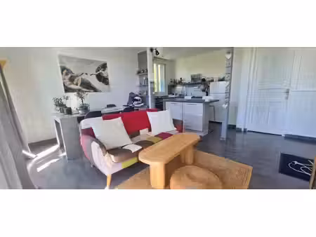beau 2 pièces de 48 m² environ avec 2 balcons et parking