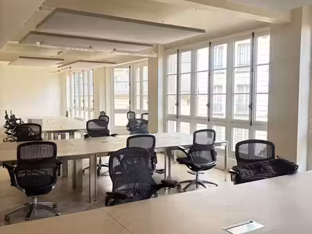 location local professionnel 606m²