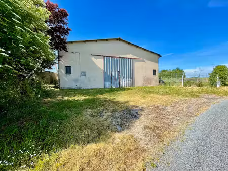 bias  proche de villeneuve sur lot  hangar de 265 m² à louer en campagne. petite porte et 