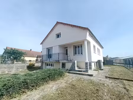 maison avec garage et petit terrain