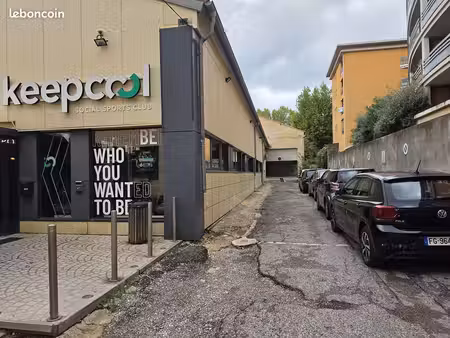 box fermé situé au niveau du keep cool 24 rue irma moreau