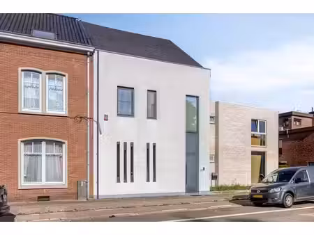villa de ville exclusive avec une finition de très haute qua