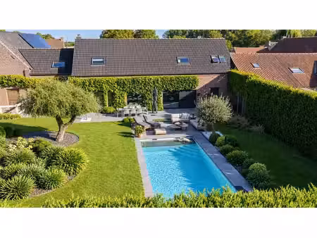 maison de caractère avec piscine et superbe jardin paysager