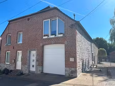 superbe maison en pierre en excellent état général.