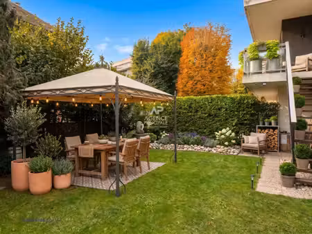 chaville - rive droite - vaste 4 pièces avec jardin et piscine