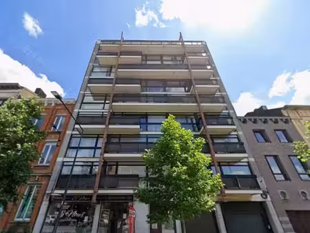 ensemble immobilier 3 apparts  1 commerce et 7 garages