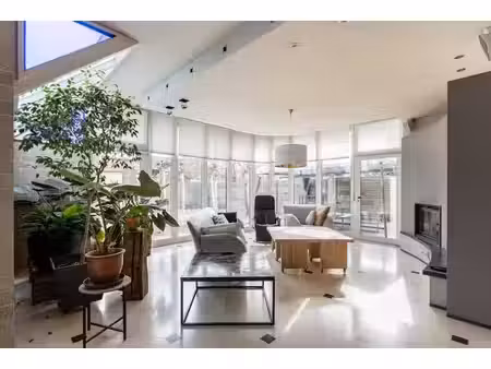 propriété unique / habitation  entrepôts et studio à bissege
