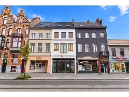 opbrengsteigendom met handelspand en 4 wooneenheden op to...