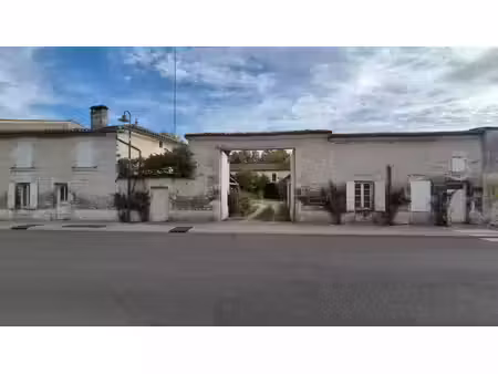 corps de ferme à rénover de 500 m2  proche commerces  beaucoup de dépendances