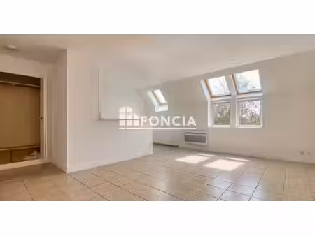 exclusivité foncia : grand t2 lumineux de 46 m2 avec parking & cave – bords de seine  meul