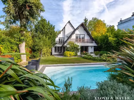 maison familiale avec piscine. beaux volumes et fort potentiel