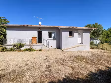 maison de plain-pied rénovée de 80 m² avec garage attenant–