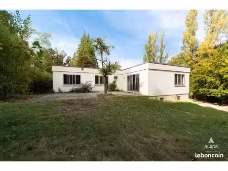 villa sur les hauteurs dans son écrin de verdure