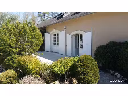 maison face au plan d'eau