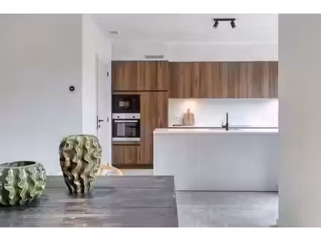 maison spacieuse semi-ouverte avec 3 chambres et grenier pol
