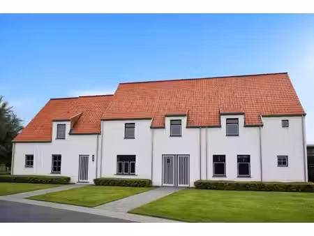 maison ben au style campagnard épuré dans la région boisée d