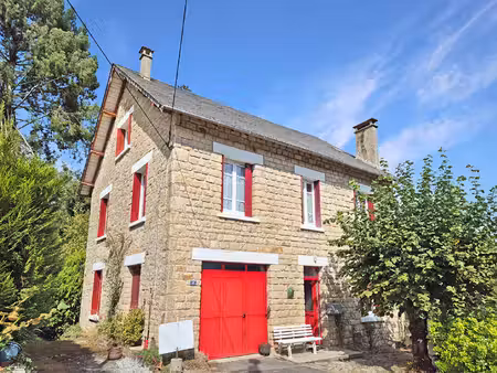 corrèze. ville de corrèze. maison en pierre comprenant 3 chambres  un appartement au rez-d