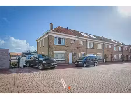halfopen woning met garage en zongerichte buitenruimte in...