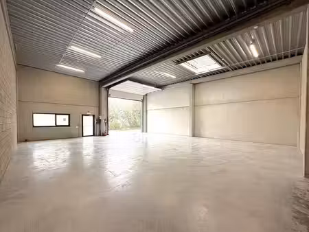 hall d'entreposage/atelier d’une surface de 160 m²