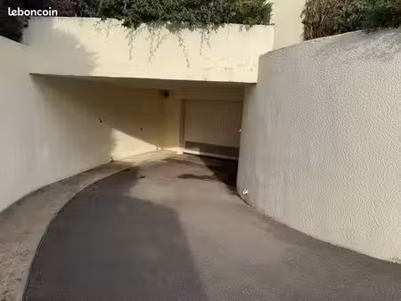 loue garage fermé 12.85 m2