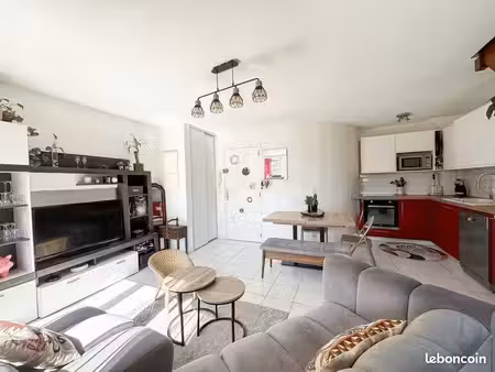 appartement 2 chambres à 5 minutes de la gare rer avec parking et cave