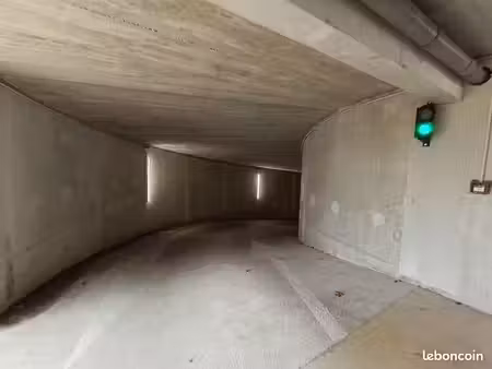 a louer parking' box fermé