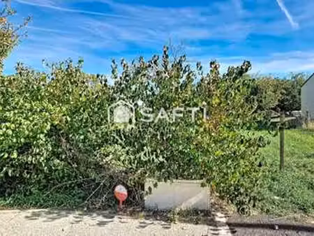 vente terrain à saint-martin-de-saint-maixent (79400) : à vendre / 816m² saint-martin-de-s