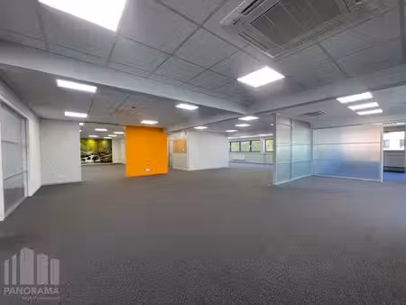 bâtiment d’entreprise avec entrepôt de 105 m² et bureaux ...