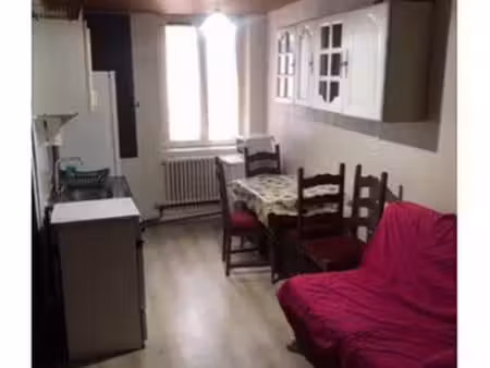 t2 à louer meublé avec gazinier frigo lit table chaise évêché tout char électricité l’eau 